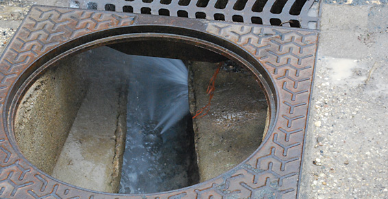 Trappe d'égout pour nettoyage des canalisations par hydrocurage